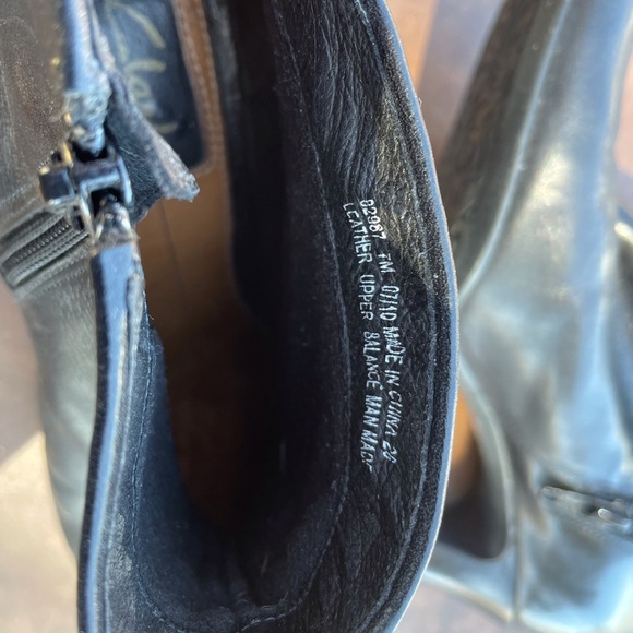 Clarks Artisan Black Leather Booties (Size 7) - Picture 4 of 4